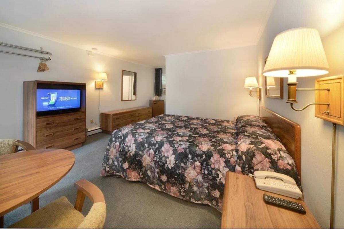Turf And Spa Motel Saratoga Springs Bagian luar foto
